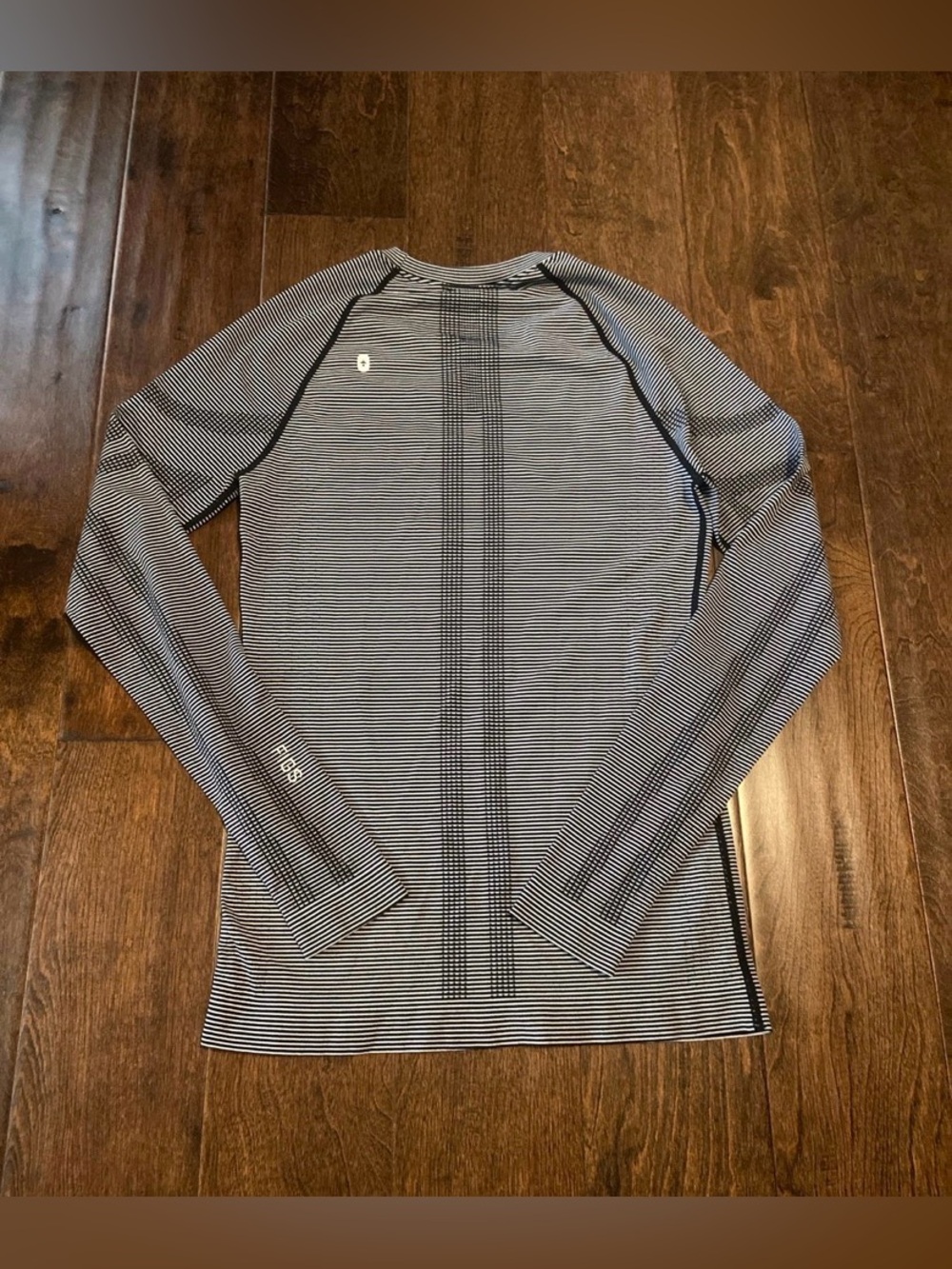 FIGS Women’s Seamless Underscrub Top Long Sleeve Crew Neck Black/white Size S - Picture 5 of 5